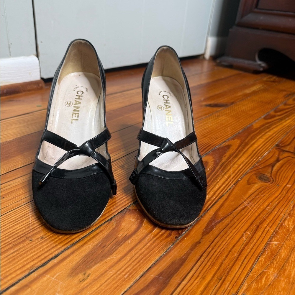 CHANEL CC Logo Vintage Two Tone Mary Jane Heel, Suede, Patent Leather, EU 37.5 - Picture 12 of 16